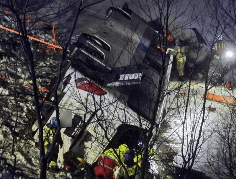 挪威大巴堕湖至少三死 另五名中国游客轻伤 载约60乘客 部分车身被淹没