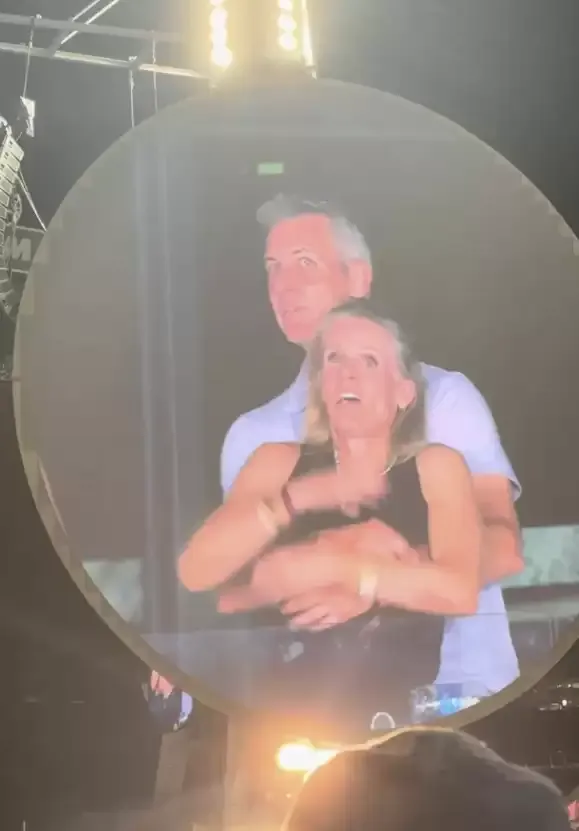 炸裂! 演唱会秒变捉奸现场 科技CEO偷情搂抱女主管  正宫连夜改姓 离婚！