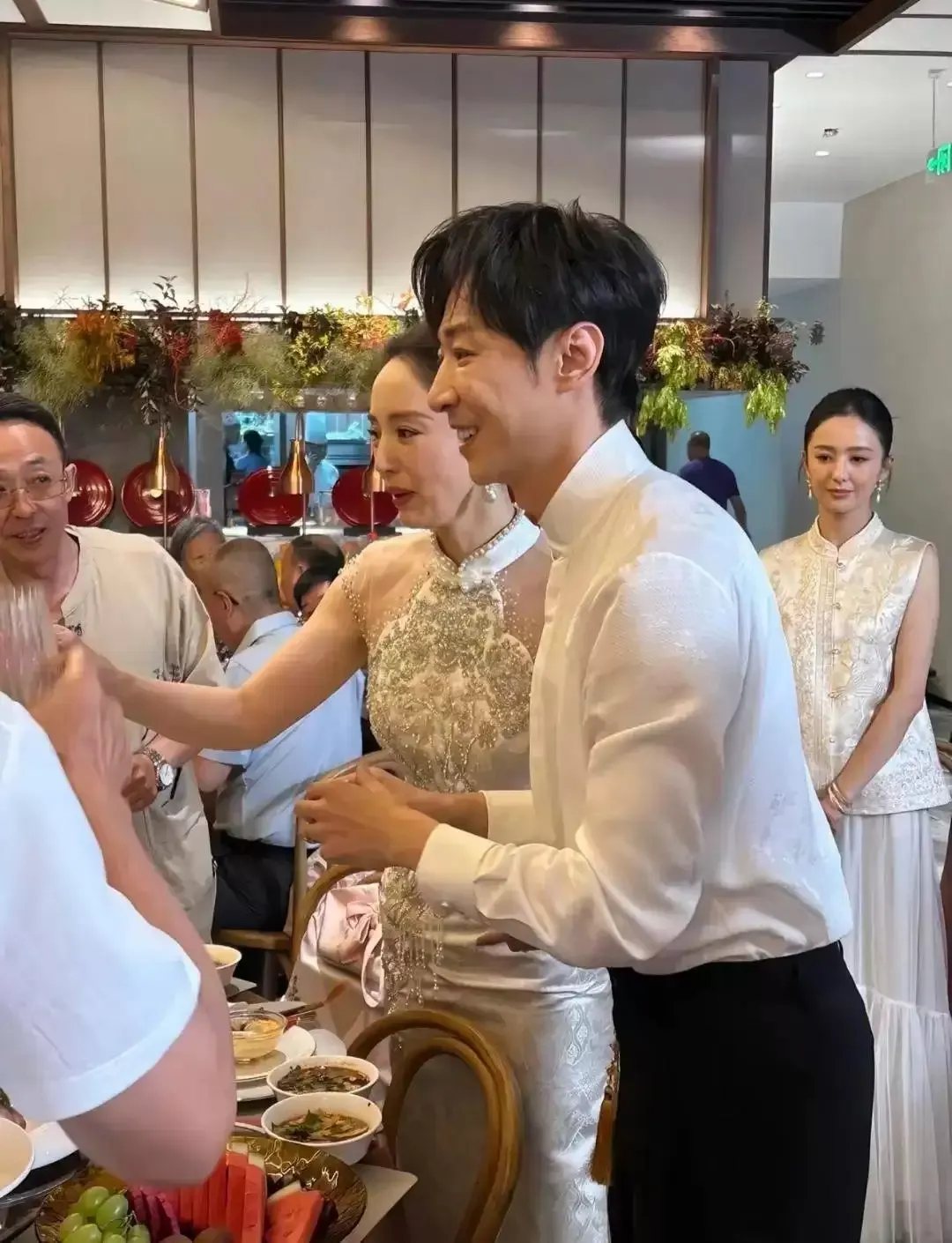 董璇张维伊婚宴敬酒照曝光！伴娘佟丽娅微表情引热议